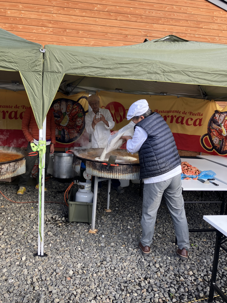 昨日から、輪島炊き出し来てます。今回は、能登半島の先っぽ、やっと通れるようになった道路を通って、珠州の近くまで運びます。今、移動の車の中です。