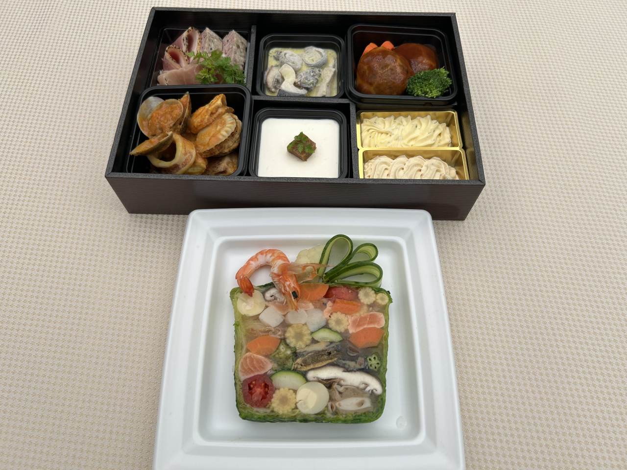 「お持ち帰りセット」始めました。
1セット 10800円
シェモアの名物「海の幸のゼリー寄せテリーヌ」「ウニのフラン」
「魚介のブイヤベース」
「トリュフ風味の牛肉のハンバーグ」などなど……
前日までのご予約で承ります。
お受取りは16時〜17時半です。
よろしくお願いいたします。