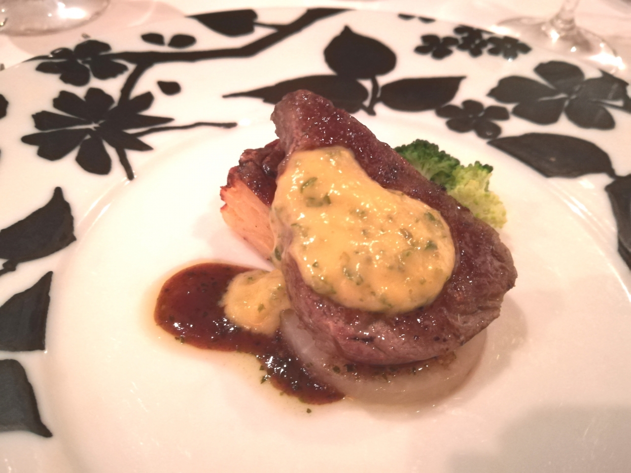 大変申し訳ございませんが、それぞれのコース、「国産牛のフィレ肉ステーキ」が880円UPになりました。すみません!