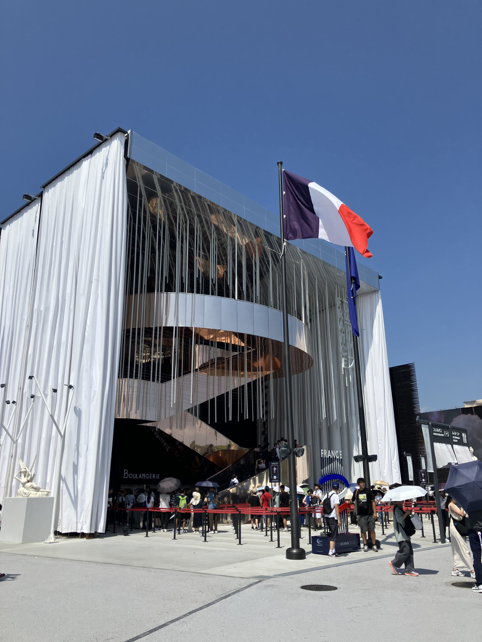 初万博!16日お休みして、関西万博へ行って来ました。お客様からの情報で、持ち物は準備万端のはずが、前日忙しくて夜遅くなり、ボケボケで、一番大事な充電器を忘れ、後半、切れないか!とドキドキの万博でした。エピソードいっぱいの万博を楽しんできました。