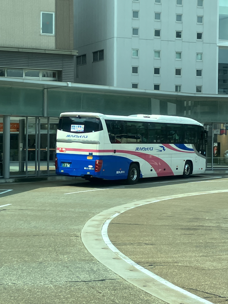 明日20日、久しぶりの「輪島応援炊き出し」本日より出かけます。今回は、金沢駅から輪島までバス利用が可能になり、助かりました。前回(4月)まで、道路事情が悪く、バスの時間が読めず、金沢駅から七尾駅、ローカル線に乗り換えて、穴水駅まで。そこからタクシーで輪島でした。宿泊も、今までは輪島に泊まれず、和倉温泉で泊まって車で輪島までの移動でした。少し輪島が近くなり、嬉しいです。